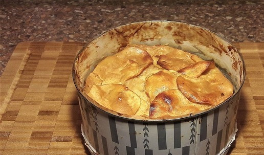 1. Этап. Французский яблочный пирог исчезающий: Пирожок готов! Дать остыть, извлечь из формы, убрать пергамент