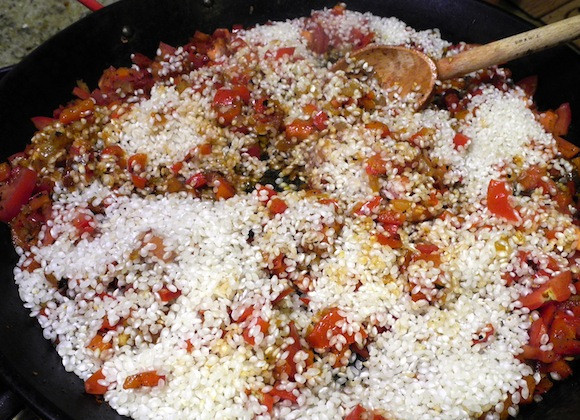 1. Этап. Черная паэлья: 6. Всыпать рис и как следует перемешать.