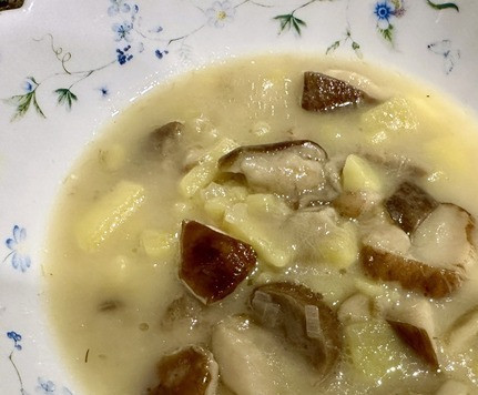 1. Этап. Грибная похлёбка в Северном Причерноморье: А потом половину этой массы перекладываю в кипящую воду. Два с половиной литра воды в кастрюле вскипятил. Вторая половина ушла в морозилку, «впрок». Сто граммов сливочного сыра. Картошку мелко нарезать – граммов триста, можно немного больше, для тех, кто любит суп погуще. Не критично. И на слабом нагреве, не «варить»!, а деликатно томить. Допуская редкое ленивое взбулькивание. До готовности картошки. В процессе сбалансировать на соль – перец и прочие специи - приправы, которые исключительно исходя из личных вкусов и пристрастий можно добавить.