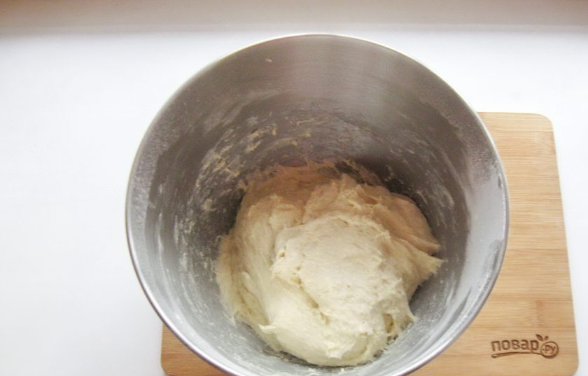 1. Этап. Тесто для пиццы дрожжевое: Замесите мягкое и эластичное тесто. Я это делала в миксере.