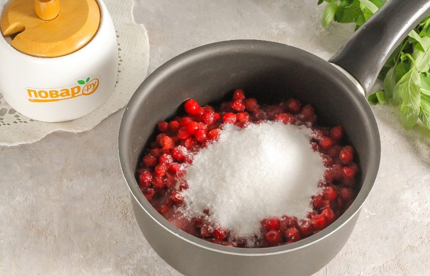 1. Этап. Варенье из калины: Пересыпьте ягоды в казан, кастрюлю с антипригарным дном или ковш. Добавьте сахарный песок и перемешайте. По желанию можно влить немного лимонного сока, буквально 1/2 ч.л. и всыпать ванильный сахар в количестве 1/2 ч.л. Эти продукты придадут варенью изысканный вкус.