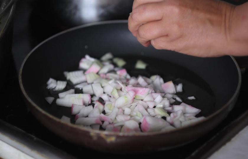 1. Этап. Борщ на бобах: Добавить на сковородку лук и обжарить до прозрачности.