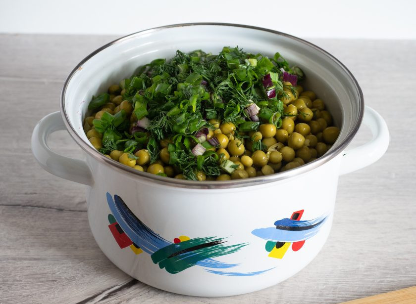 1. Этап. Винегрет с солеными огурцами и горошком: Добавляем зеленый горошек и рубленную зелень. Кроме лука можете добавить ещё немного укропа.