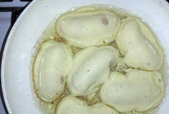 1. Этап. Сардельки в кляре: Разогреваем в сковороде масло, кладем сосиски и обжариваем их с двух сторон, до красивой румяной корочки.