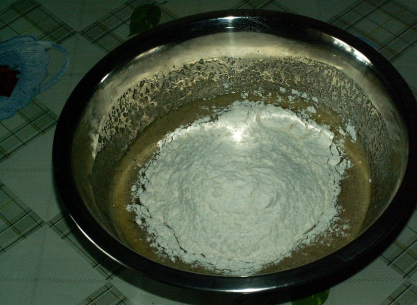 1. Этап. Торт Медовик со сгущенкой: Добавьте муку и замесите тесто.