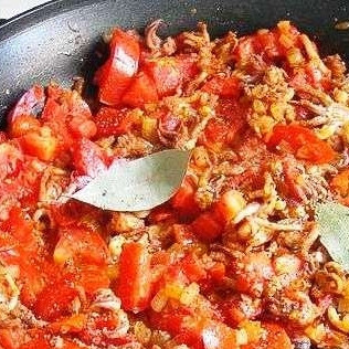 1. Этап. Кальмары с помидорами и молодой картошкой: В сковороде, в которой жарились кальмары, слегка обжарим мелко измельченные овощи - лук, чеснок и сельдерей. Через 3-4 минуты возвращаем в сковороду кальмаров, а также добавляем перец и помидоры.