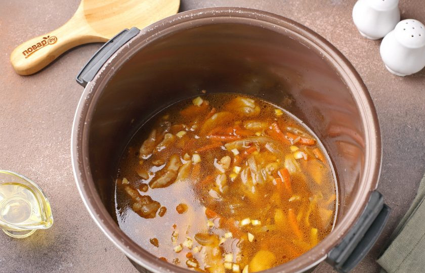 1. Этап. Фунчоза с курицей в мультиварке: Добавьте воду, измельчённый чеснок и соевый соус.