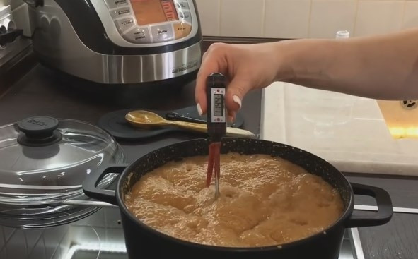 1. Этап. Настоящий торт Сникерс: 5. Для приготовления карамели в кастрюлю с толстым дном отправьте сахар, сливки, молоко и глюкозный сироп. Варите на среднем огне до растворения, постоянно помешивая. Масса поднимется в 2 раза. Выключите, когда температура достигнет 115 градусов.