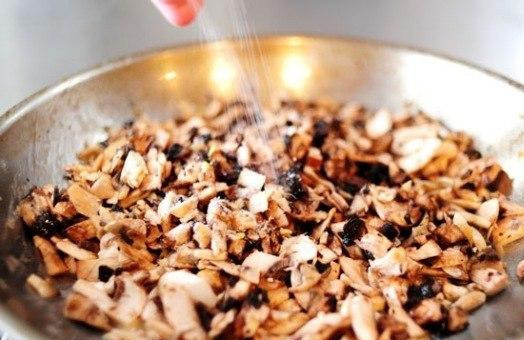 1. Этап. Конвертики с грибами: Затем усиливаем огонь, добавляем к чесноку шампиньоны, перемешиваем, добавляем соль и вливаем вино.