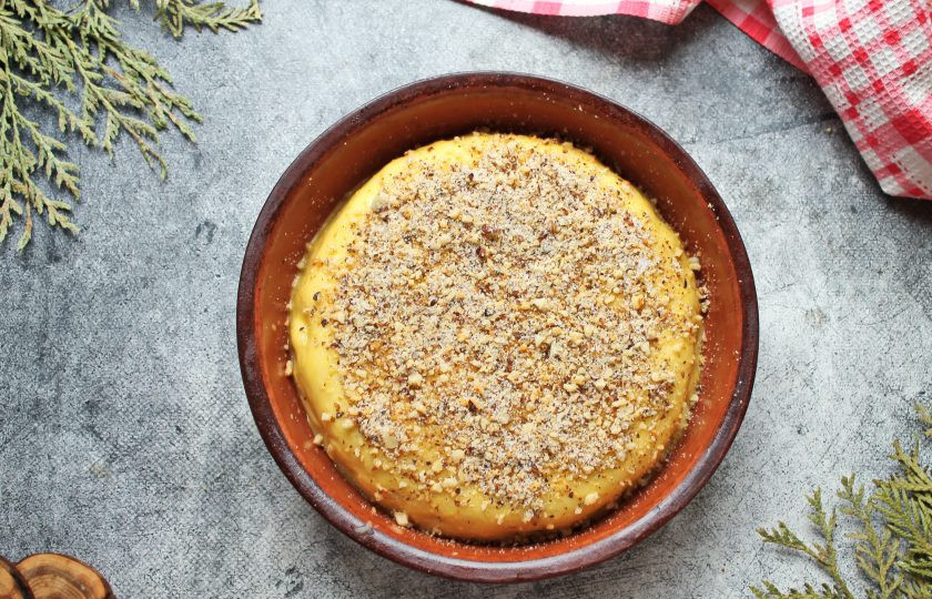 1. Этап. Ботлихский пирог: Последнюю часть раскатайте немного больше формы и выложите сверху. Края нижней и верхней части соедините и подожмите внутрь. Смажьте верх половинкой яйца и посыпьте оставленной ореховой начинкой. Сделайте сверху несколько проколов.