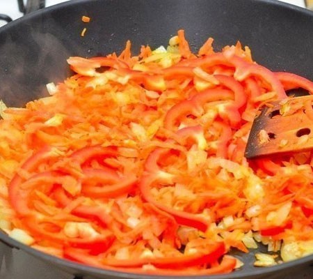 1. Stage. Ukrainian borsch: With onions, peppers and carrots make a frying.