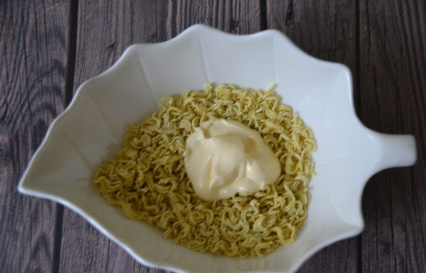 1. Этап. Салат с Дошираком: Накрошите в салатник 