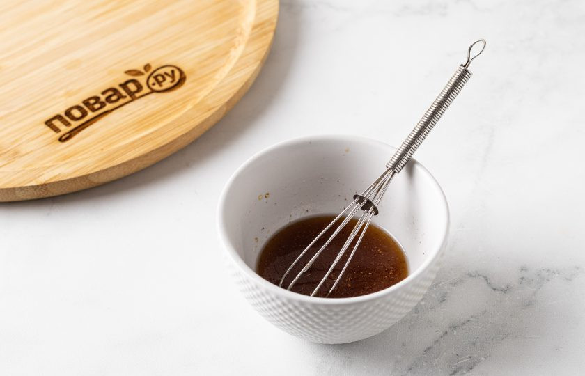 1. Этап. Запеченная груша с корицей: Смешайте кокосовое масло, сироп топинамбура, ванильный ароматизатор и корицу.