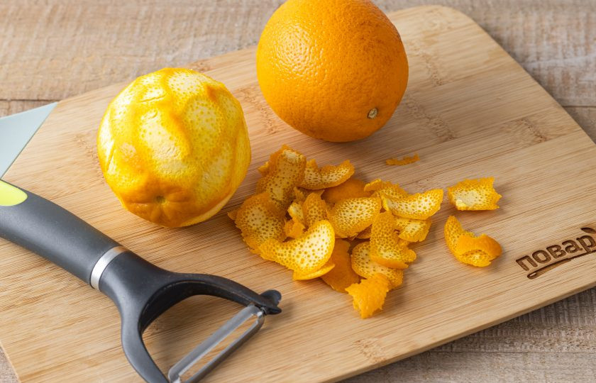 1. Этап. Морс из апельсинов: Апельсины тщательно помойте, затем ошпарьте кипятком. Срежьте с 1 апельсина цедру.