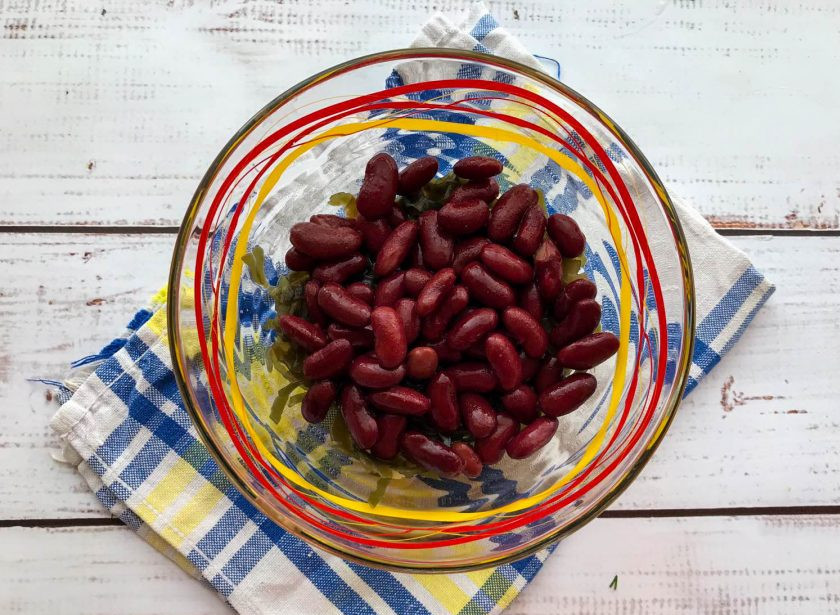 1. Этап. Салат с фасолью и морской капустой: Добавьте фасоль.