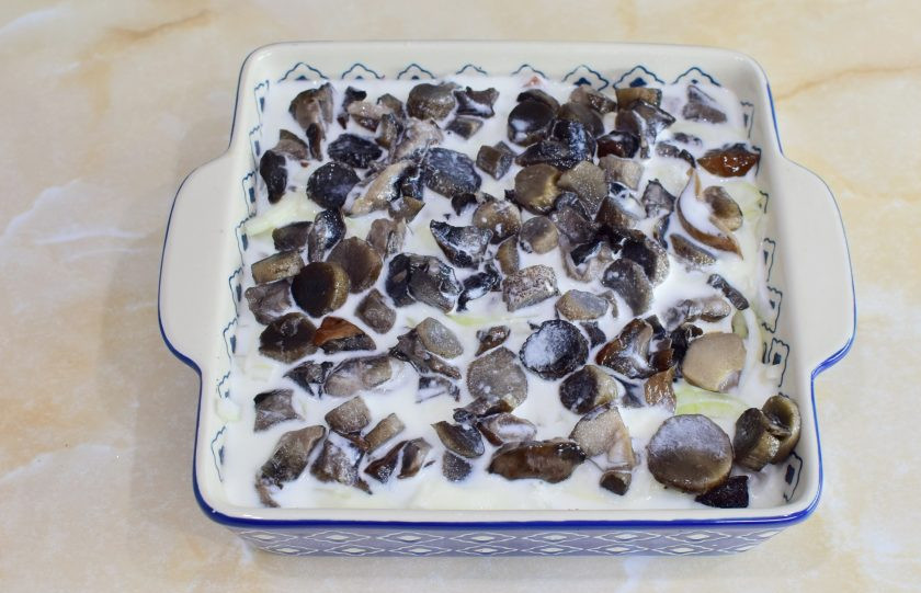 1. Этап. Телятина по-Орловски: В форму выложите грибы и залейте все получившимся соусом. Поставьте в духовку, предварительно разогретую до 180 градусов на 1,5 часа.