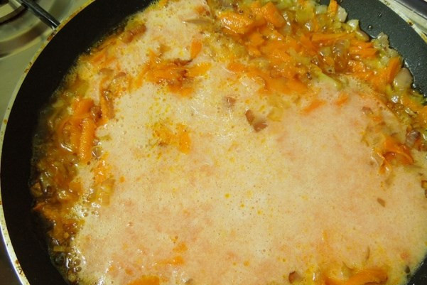 1. Этап. Суп из филе пангасиуса: Помидоры измельчите, тоже добавьте их в зажарку.