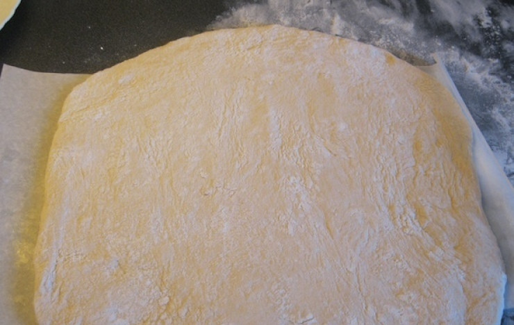 1. Этап. Пирог с рыбой и луком: 4. Тем временем тесто подошло. Раскатываем на столе овальный пласт толщиной не более 2 сантиметров.