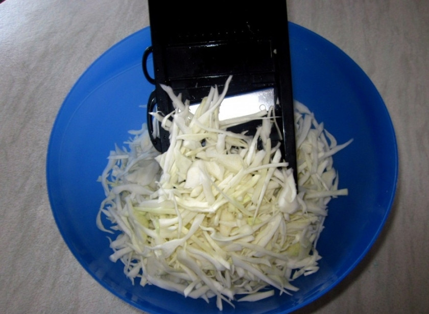 1. Этап. Морковь по-корейски с капустой: 1. Капусту нашинковываем.