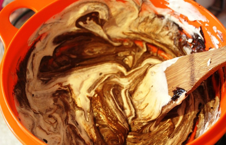 1. Этап. Шоколадный торт с муссом: Взбейте оставшиеся 250 мл. сливок и добавьте в шоколадную массу. Перемешайте и шоколадный мусс готов.