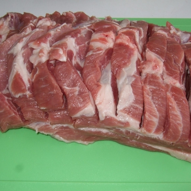 1. Этап. Свинина в духовке: Кусок мяса промываем, делаем в нем надрезы глубиной примерно до середины куска. Солим, перчим.