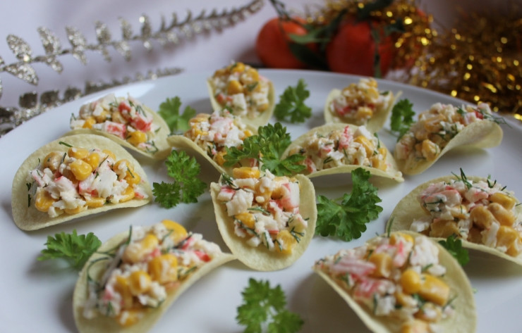 1. Этап. Салат в чипсах: 7. Теперь берем чипсы. Постарайтесь взять такие, которые имеют удлиненную и ровную форму. Каждую чипсу начинаем салатом и выкладываем на блюдо. Для эстетичности можно использовать листья салата.