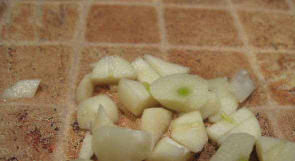 1. Этап. Суп из куриной грудки: Мелко нарезаем чеснок.