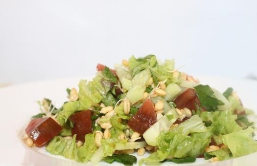 1. Этап. Салат с пророщенной пшеницей: Заправьте салат маслом и лимонным соком. Посолите, перемешайте и сразу же ешьте. Приятного аппетита!