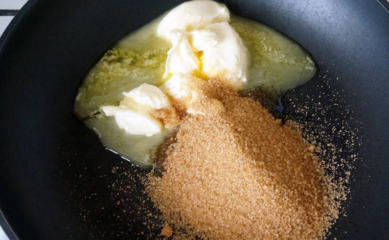 1. Этап. Торт с грушевым кремом: Растопите на сковороде сливочное масло (100 граммов). Добавьте коричневый сахар (125 граммов).