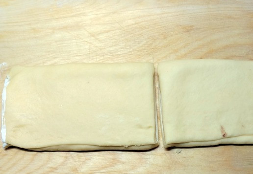 1. Этап. Булочки Клубочек с творожным сыром: Разделить пополам.