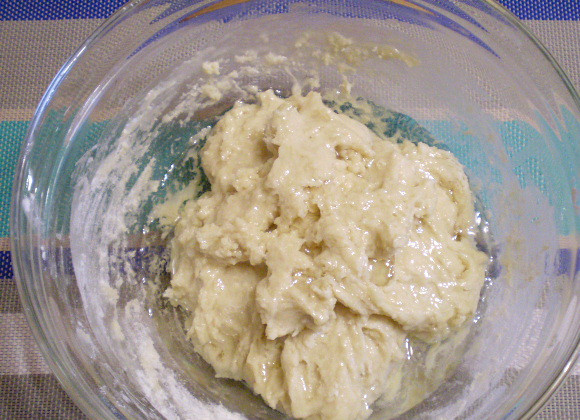 1. Этап. Дрожжевой пирог с вареньем: 4. В готовое тесто наливаем масло и снова замешиваем колобок.