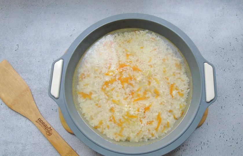 1. Этап. Окорочка с рисом в духовке: Воду посолите по вкусу и залейте рис.