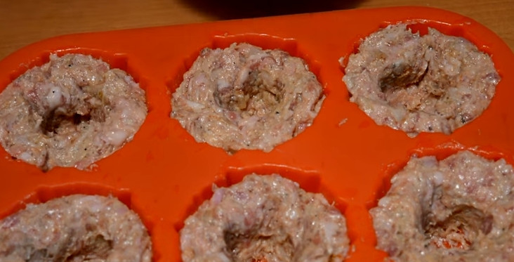 1. Этап. Мясные кексы с начинкой: 5. В силиконовую форму выложите фарш, делая углубления.