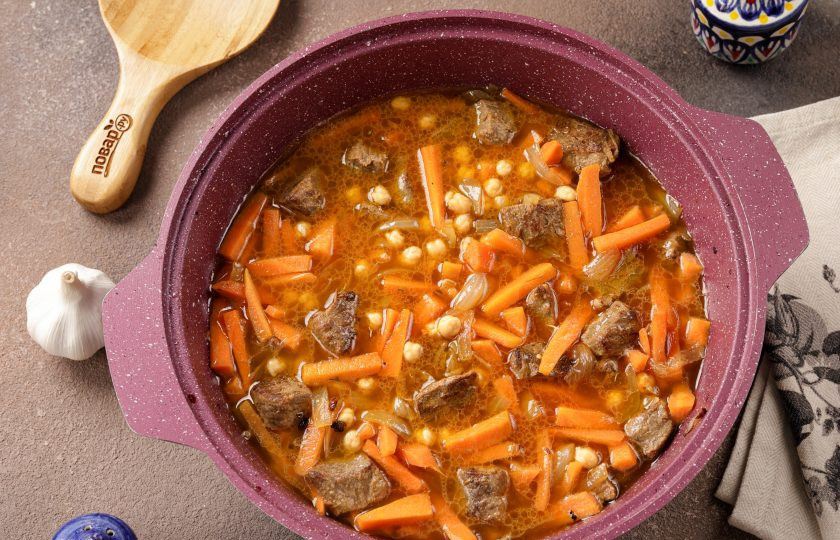 1. Этап. Плов с нутом и рисом: Огонь убавьте и тщательно перемешайте. Когда содержимое закипит, добавьте специи и соль по вкусу.