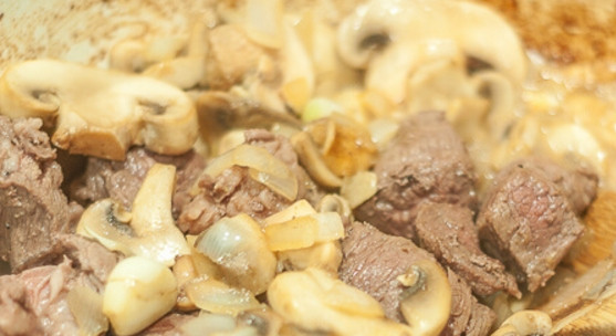 1. Этап. Мясо, тушенное с грибами: 5. Выложите в кастрюлю мясо, перемешайте хорошенько и готовьте 5 минут.