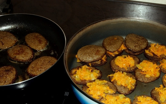 1. Этап. Печеночные оладьи из свиной печени: Хорошо перемешиваем массу и с помощью ложки выкладываем на разогретую сковородку с растительным маслом.