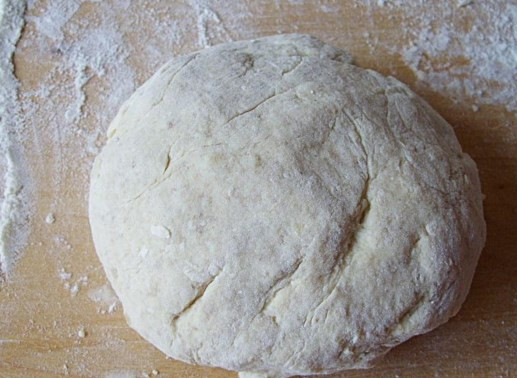 1. Этап. Крабовые палочки в тесте: Вмешивайте муку до тех пор, пока тесто не начнет отставать от рук. Чем мягче тесто, тем лучше: оно должно хорошо раскатываться.