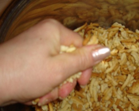 1. Этап. Печенье Муравейник: Выкладываем испеченную основу для наших печений в глубокую миску и измельчаем в крошку. Кусочки не должны быть очень мелкими.