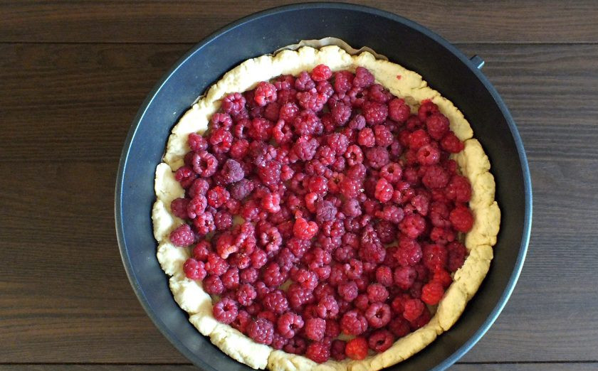 1. Этап. Киш с малиной: В подпеченную основу пирога выложите чистые ягоды малины. Разровняйте.