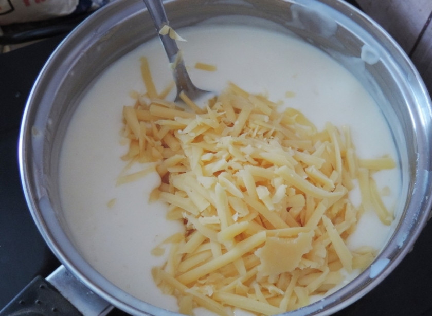 1. Этап. Запеченная брокколи под соусом: 6. Тщательно перемешиваю содержимое сотейника, чтобы не было комочков, затем добавляю измельченный на терке сыр, перемешиваю и довожу до кипения.