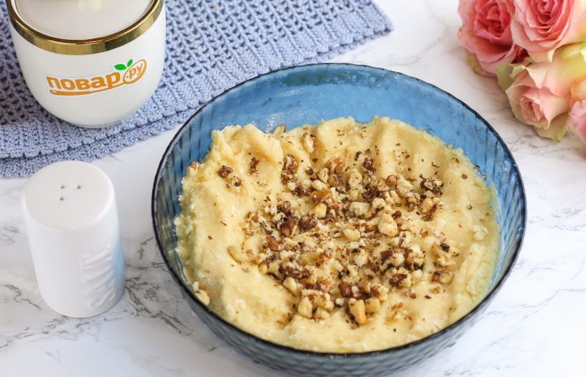 1. Этап. Медово-творожное печенье с орехами: Затем аккуратно раскрошите в руках ядра грецких орехов и добавьте их в тесто. Тщательно перемешайте.