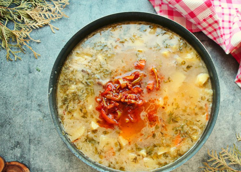 1. Этап. Суп Соуз: Выложите в казан с супом овощную массу, перемешайте и доведите до кипения.