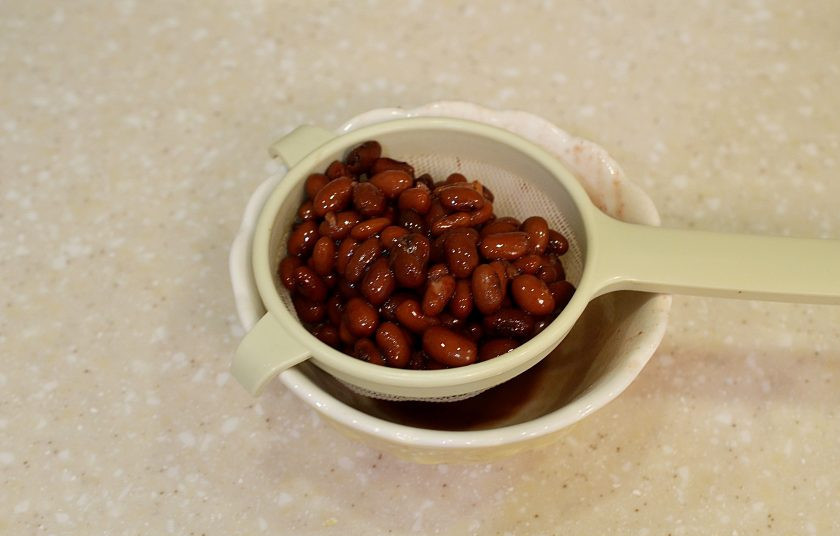 1. Этап. Салат из фасоли с соленым огурцом: Фасоль откиньте на сито.