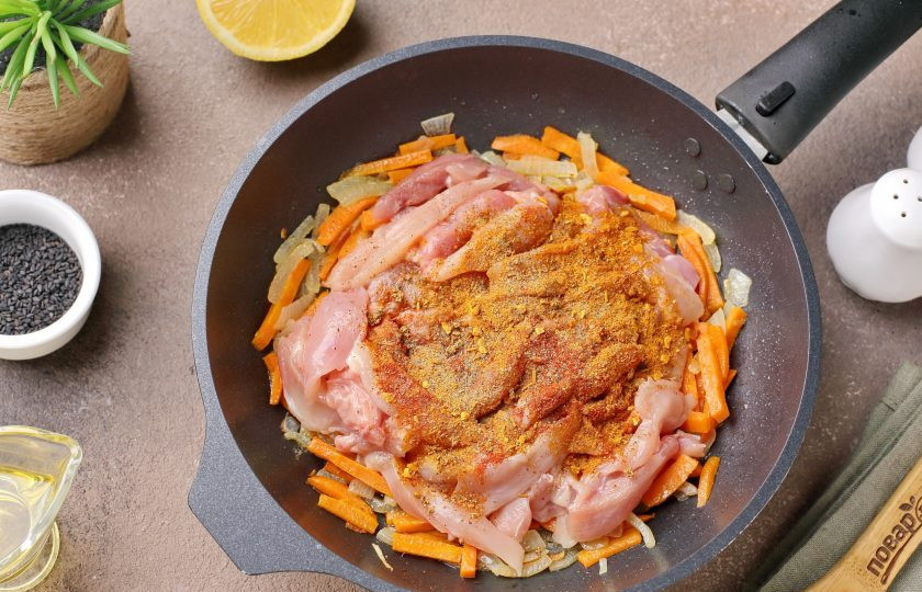 1. Этап. Фунчоза с курицей и кабачком: Добавьте куриное филе, полейте его соком лимона, посыпьте солью и специями. Специи можно взять любые по вкусу. Я добавляю чёрный молотый перец, смесь специй для курицы, паприку и немного смеси для приготовления моркови по-корейски (она придаст блюду пикантность и лёгкую остроту).