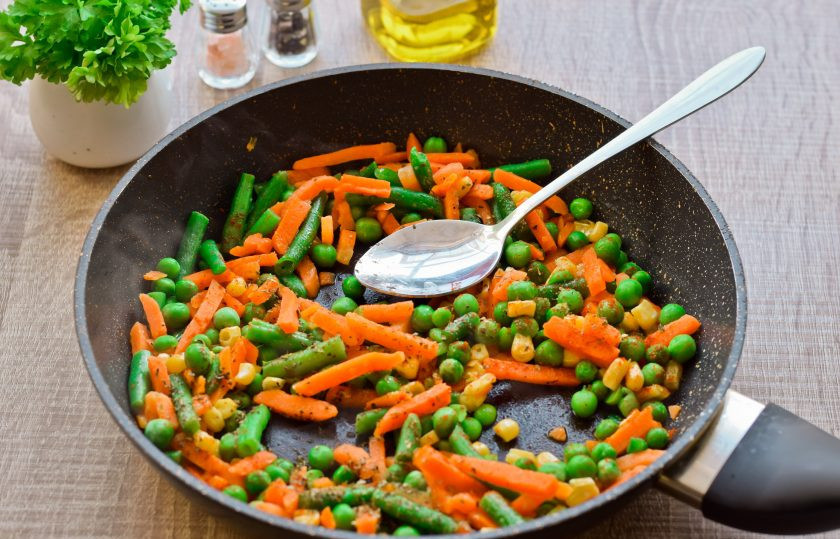 1. Этап. Яичница с мексиканской смесью: Добавьте к овощам соль, перец, травы по желанию. Ложкой сделайте три лунки, немного раздвинув овощи в стороны.