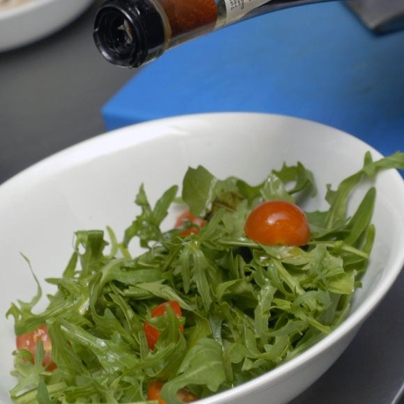 1. Этап. Салат с креветками Вкусный: Сбрызгиваем салат оливковым маслом и бальзамическим уксусом, слегка солим.