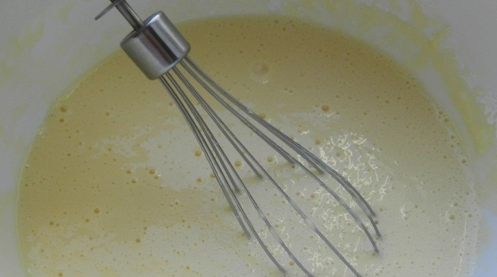 1. Этап. Сырные блины: 2. Затем сразу вливаем кипяток и опять перемешаем, чтоб не осталось комков. дальше всыпаем муку, перемешаем. В последнюю очередь - масло.