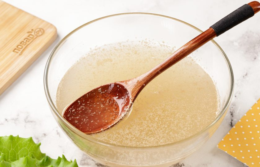 1. Этап. Рисовый уксус в домашних условиях: По истечении указанного времени снимите с плиты и дайте остыть до тёплого состояния. Чтобы процесс был быстрее, можно перелить жидкость в глубокую миску. Добавьте дрожжи, когда температура станет комфортная для них и перемешайте.