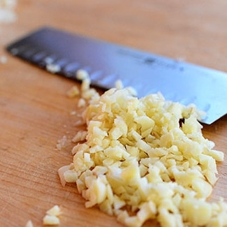 1. Этап. Запеканка с пастой, фаршем и сыром: Мелко нарезаем чеснок.