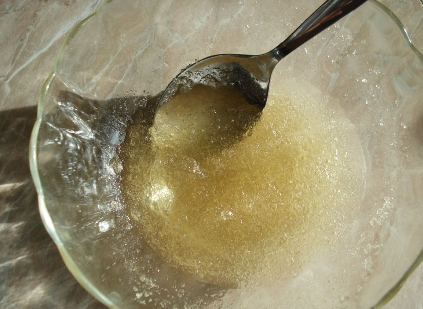 1. Этап. Ягодное желе с желатином: Желатин залейте холодной водой (50 мл), размешайте и дайте набухнуть.